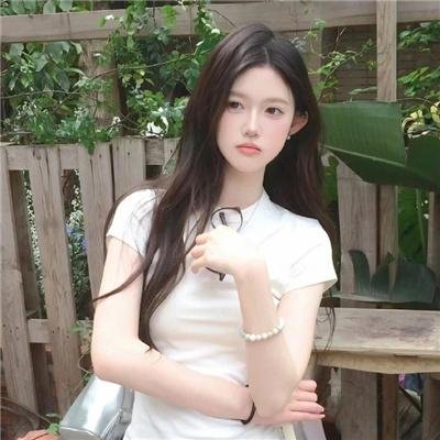 一位站立的人